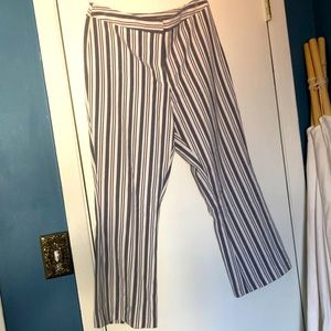 Gianni Bini white and blue Capri slacks